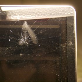 Замена защитного стекла MacBook Pro